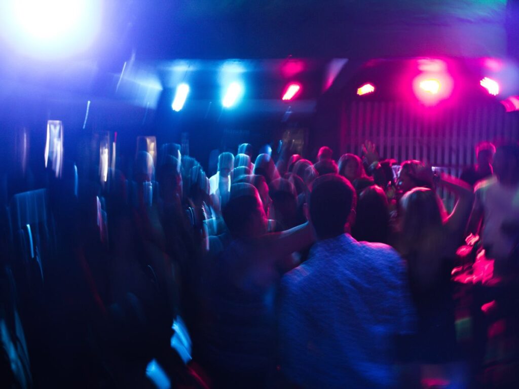 bar / nightclub dancing