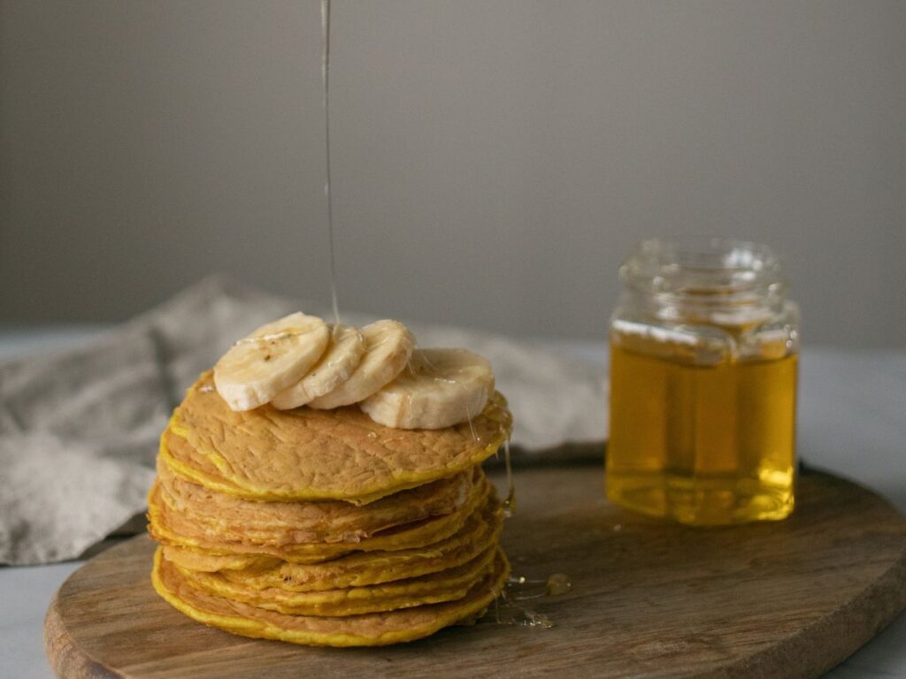 banana pancakes with honey syrup