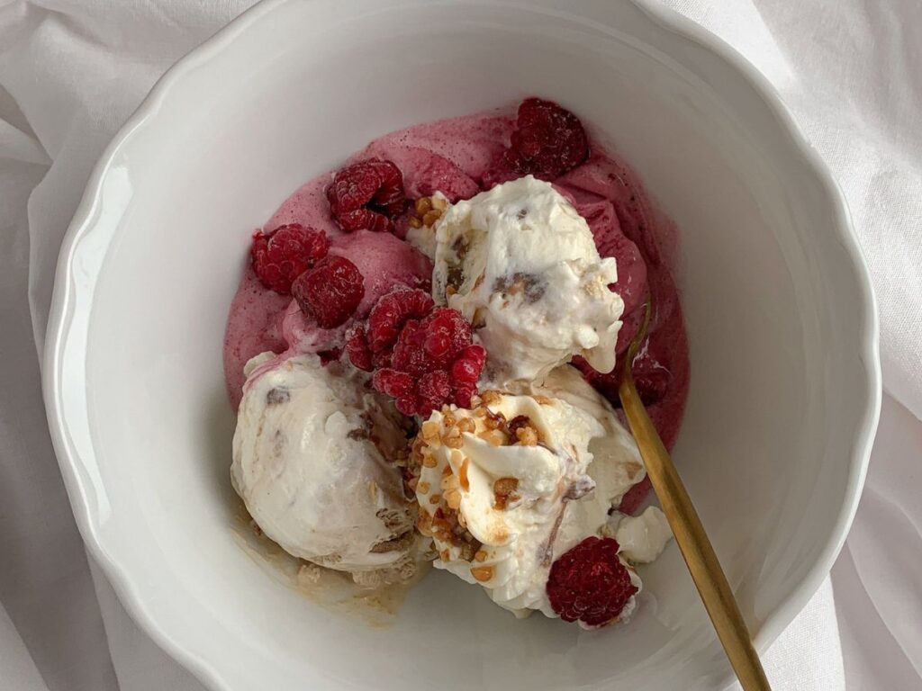 strawberry and vanilla ice cream