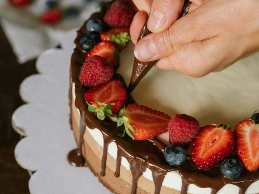 piping chocolate on cake