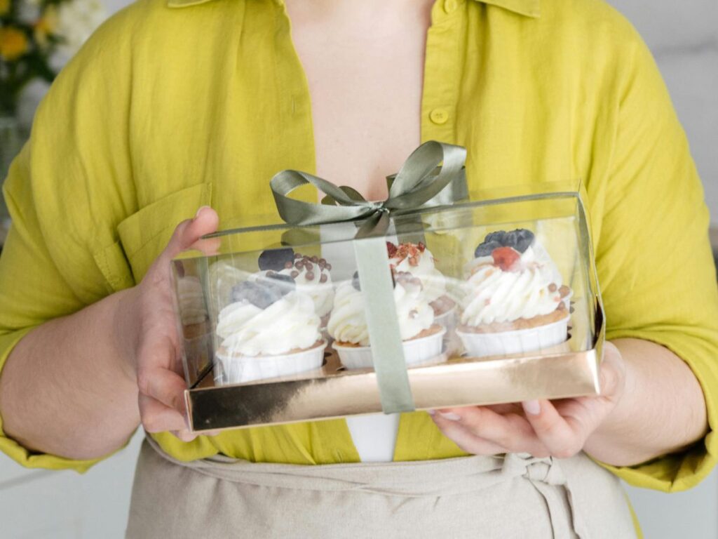 holding packed cupcakes 