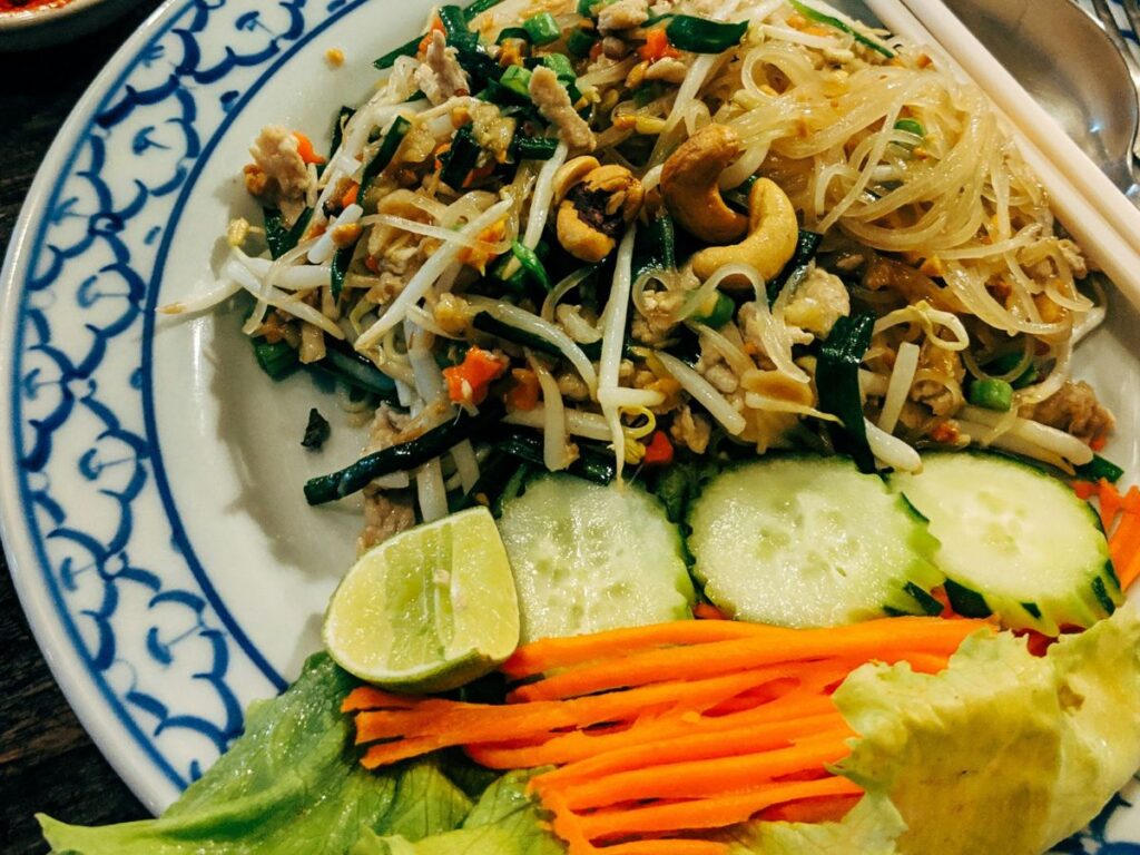 pad thai with vegetable sides