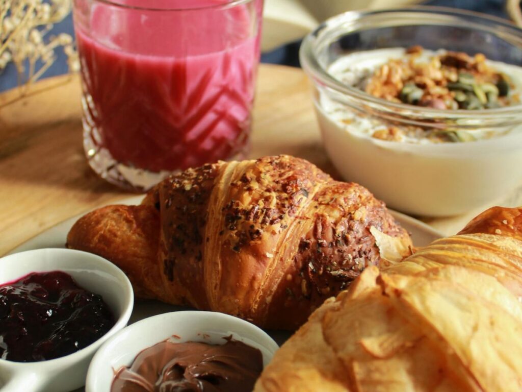 strawberry smoothie with croissant 