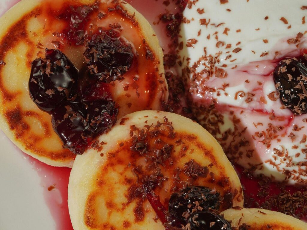 pancakes with berry toppings