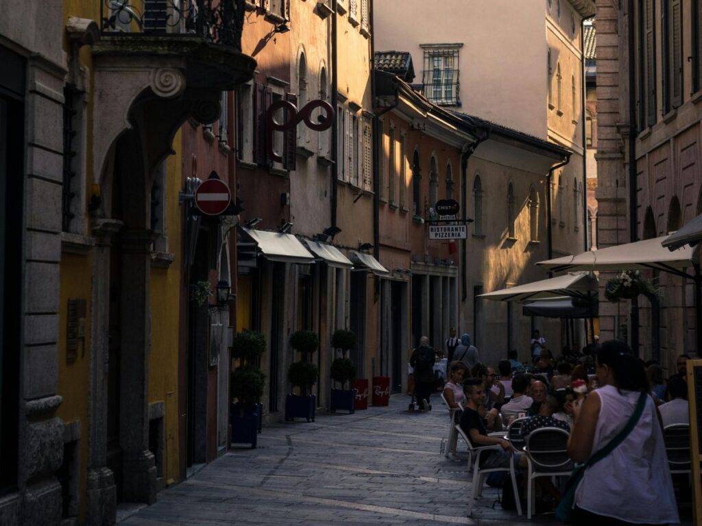 outdoor restaurant ambiance