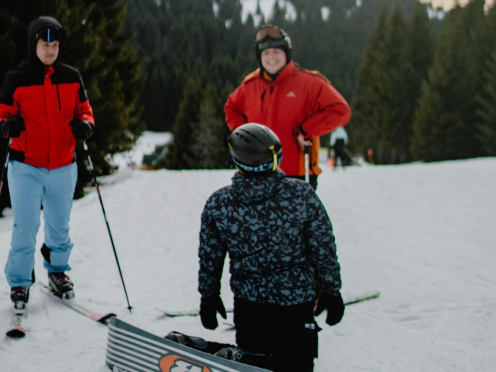 men skiing