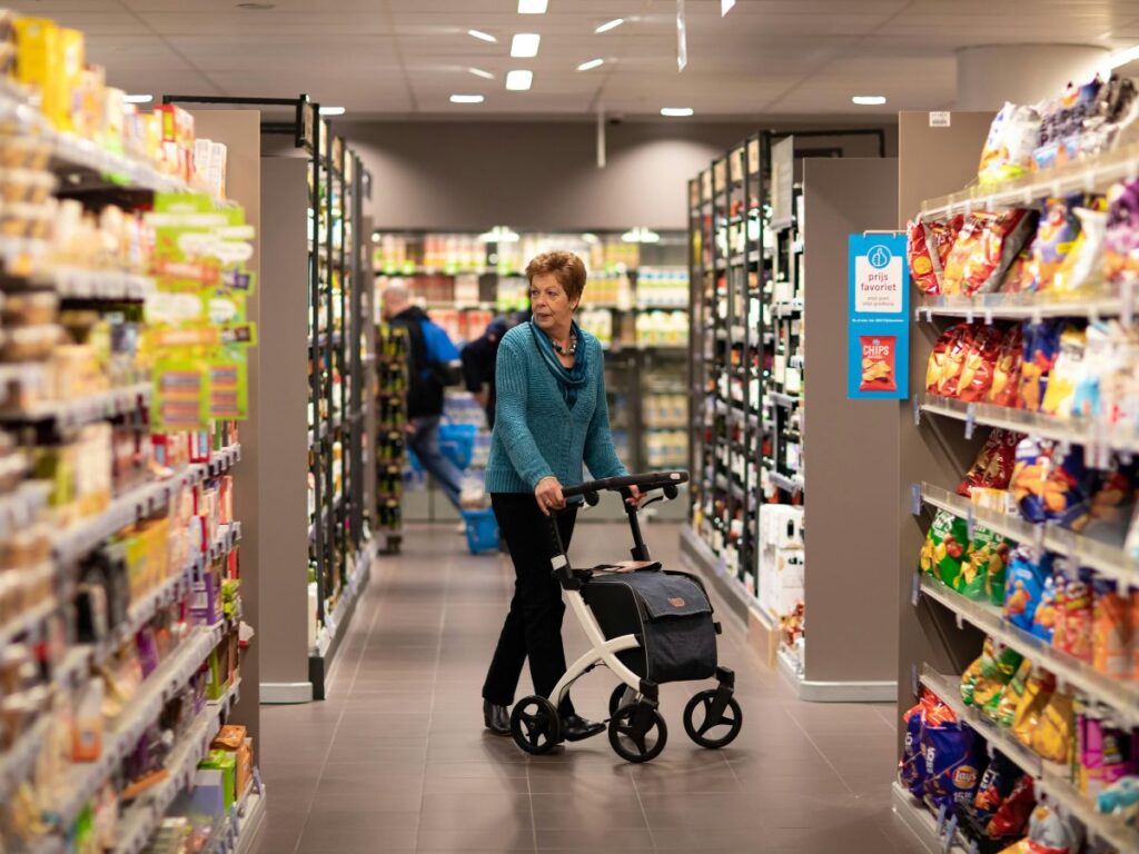 woman doing grocery shopping