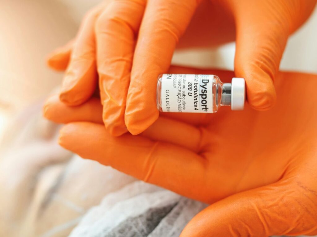 holding botox fluid