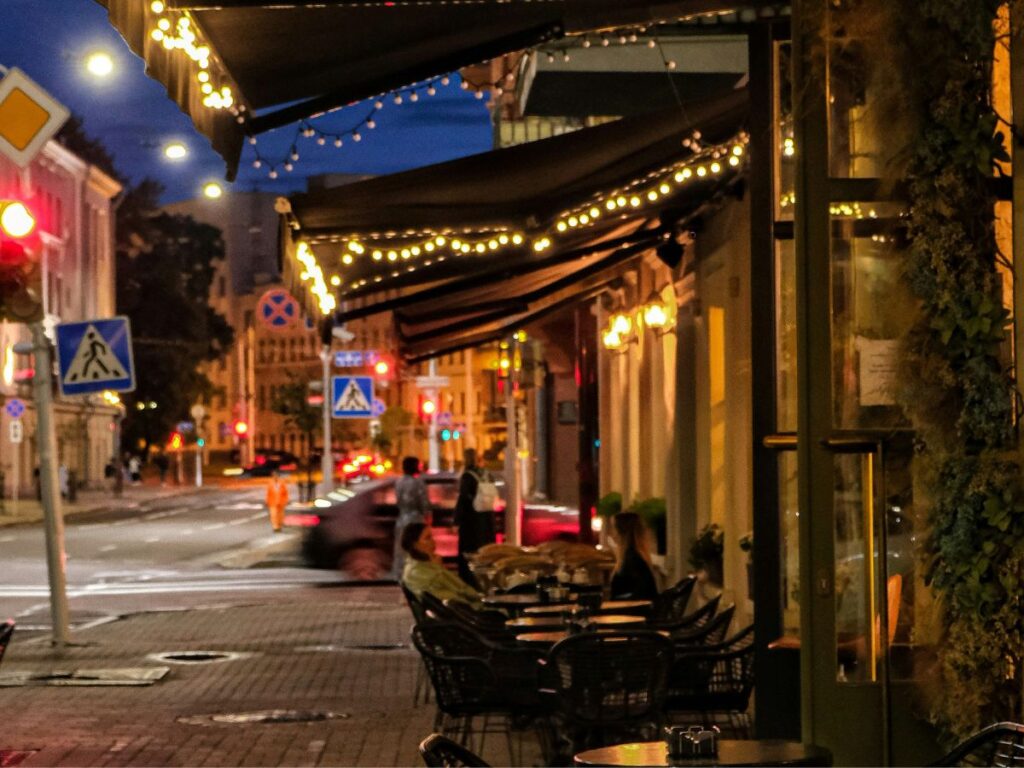 outdoor restaurant ambiance