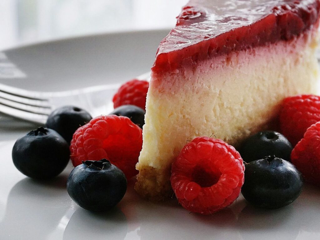 berry cheesecake slice