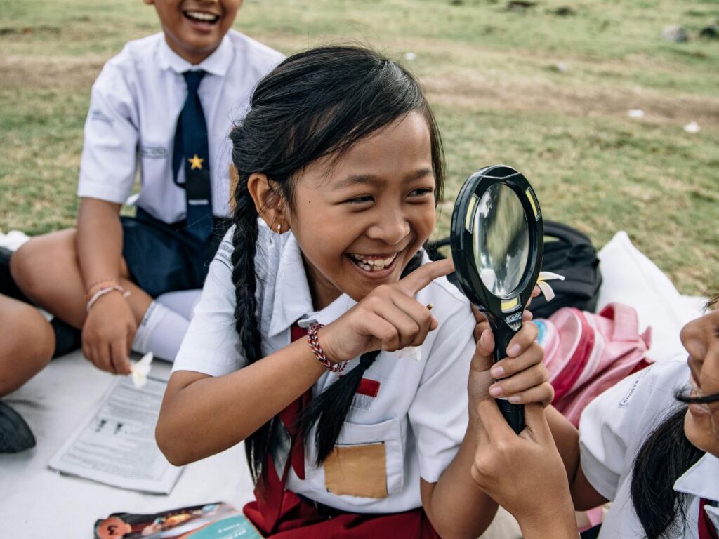 kids playing with magnifying glass