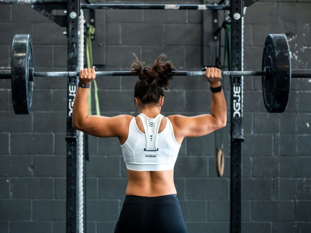 woman lifting weights 