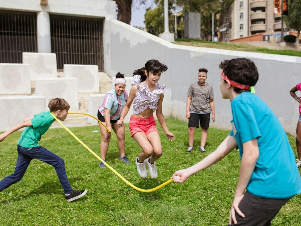 kids playing rope skipping