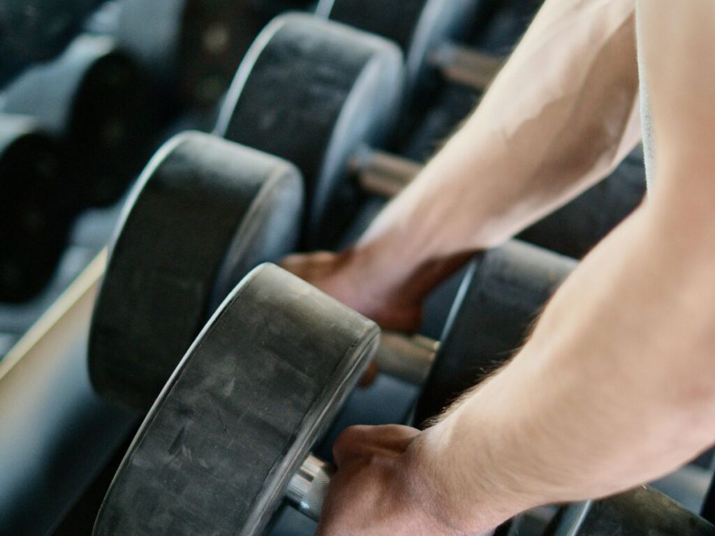 lifting dumbbells 